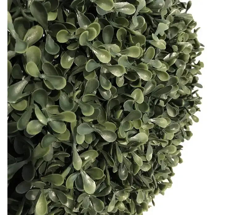 Kunstig buksbom bold i grøn med uv beskyttelse closeup