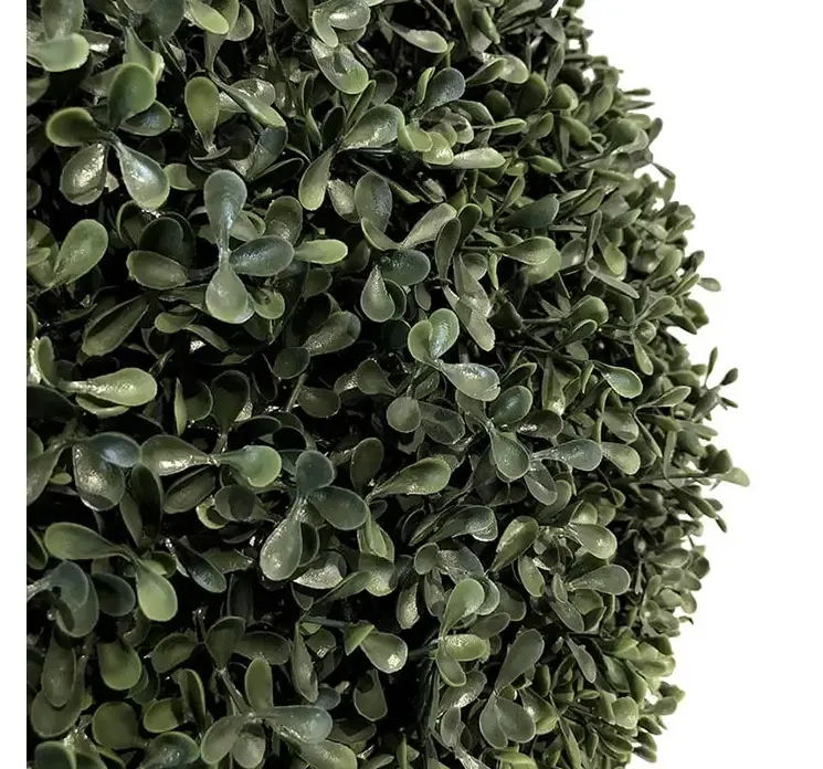 Kunstig buksbom bold i grøn uv-beskyttet closeup