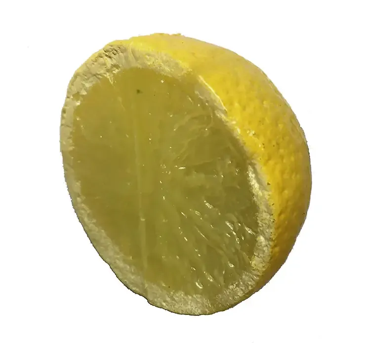 Kunstige halve citroner af plast i gul 3 stk closeup af en enkelt