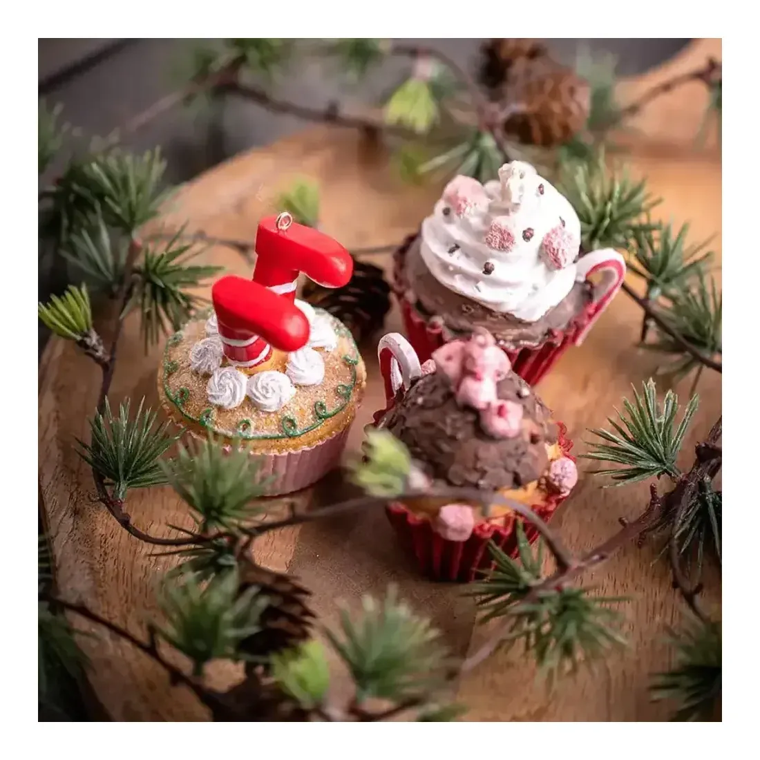 Cupcake julepynt af plast med ophæng vist i miljø på fad med andre cupcakes