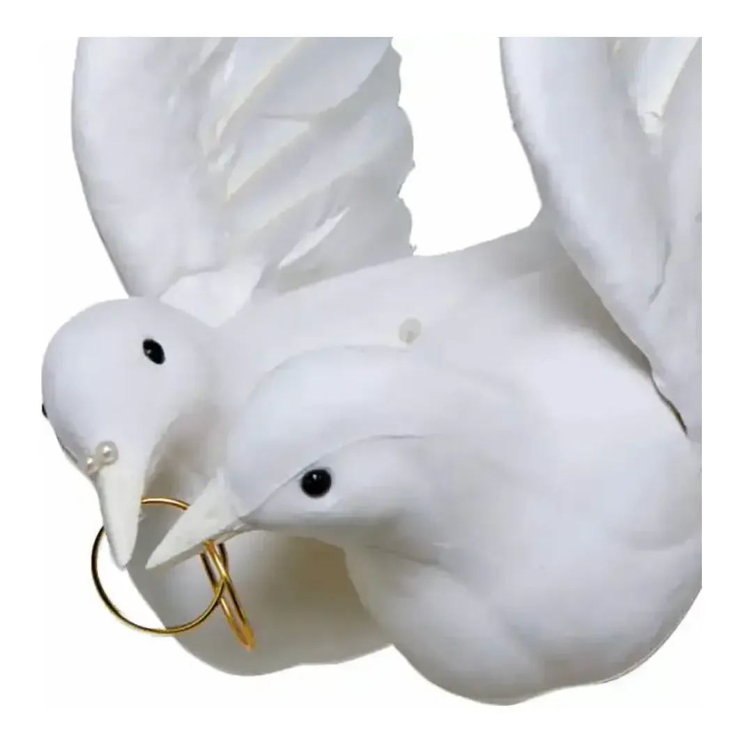 Due par i hvide af flamingo med ringe dekoration til bryllup closeup