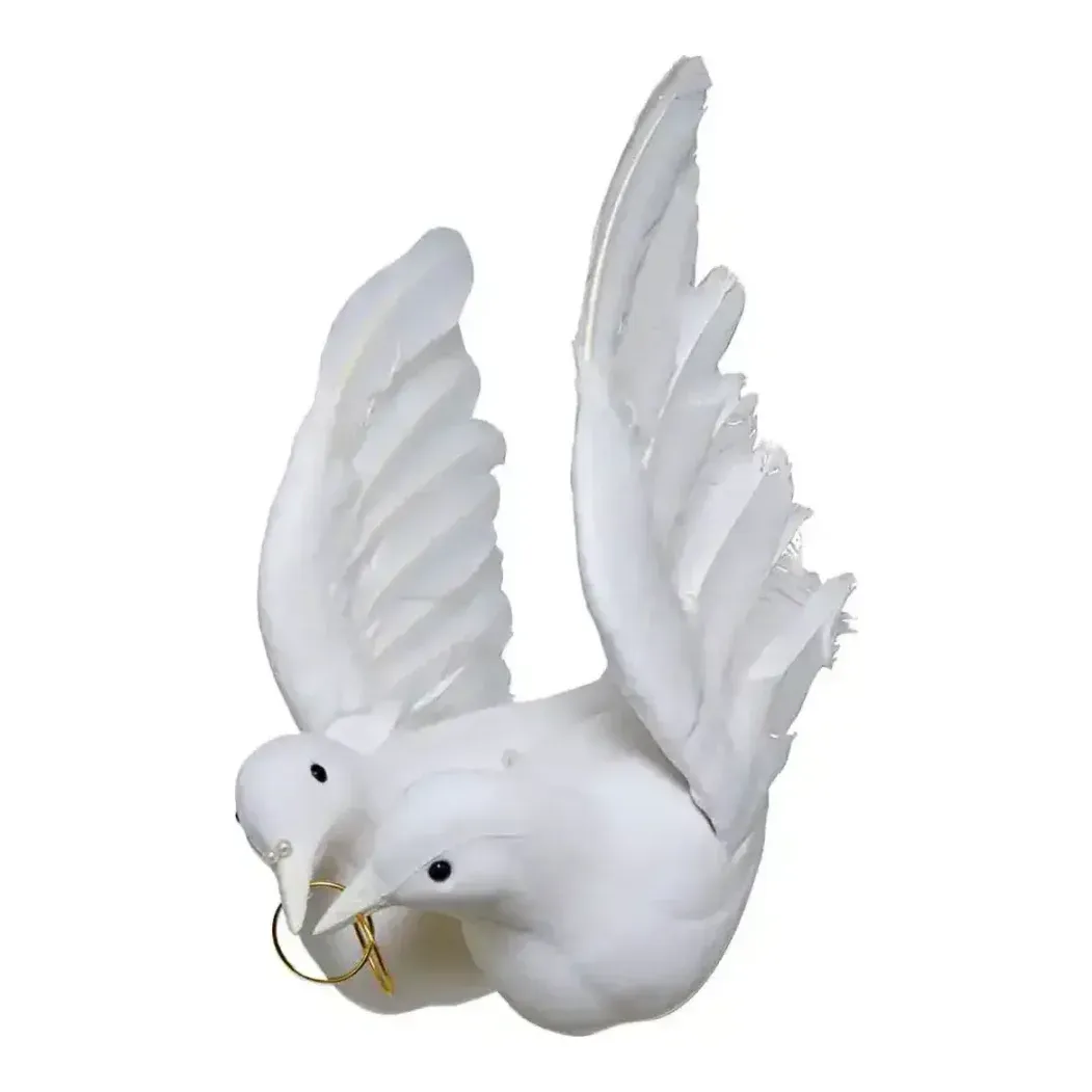 Due par i hvide af flamingo med ringe dekoration til bryllup