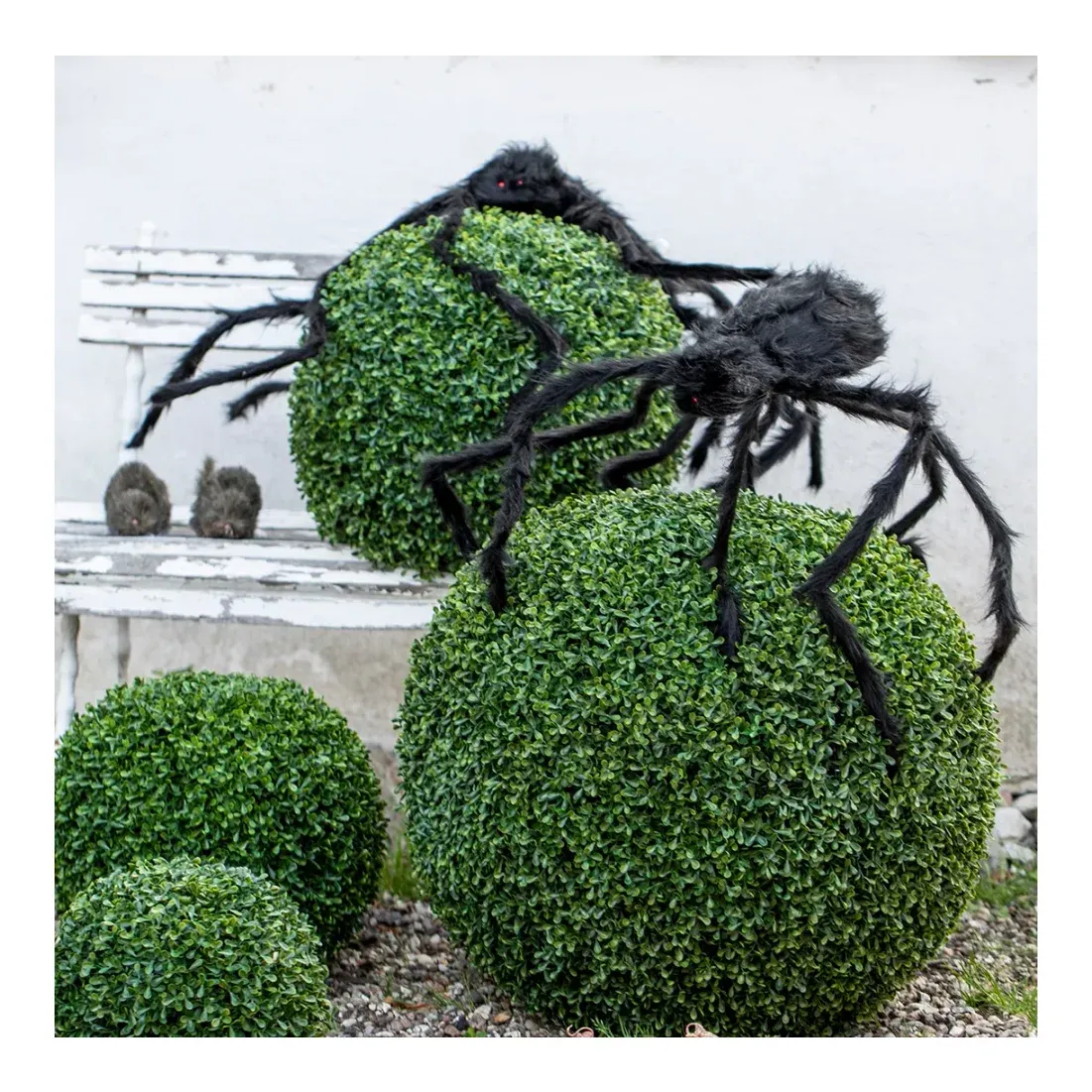 Eddekop XL kunstig dyr af plast og syntetisk stof i sort vist på terrasse på buksbom som Halloween pynt