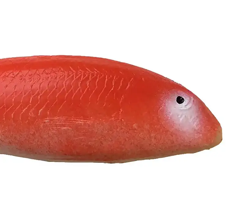 Multe kunstig fisk af plast i rød 21,5cm closeup
