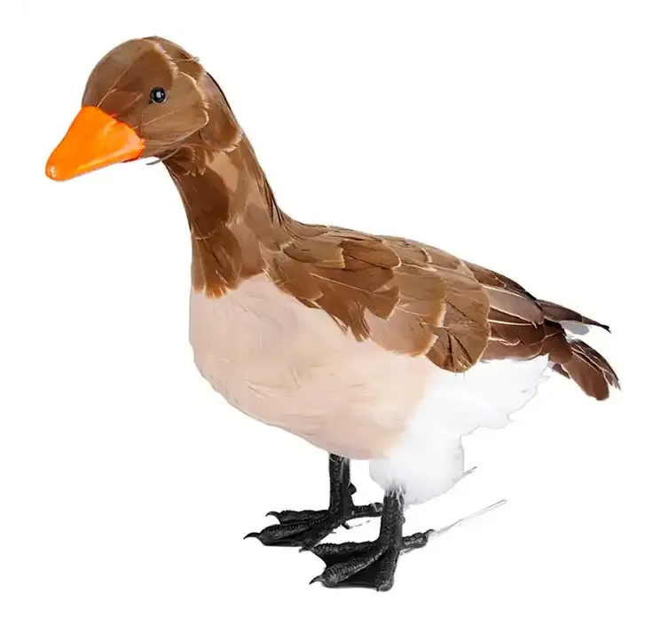 Kunstig gås af styrophor og fjer i hvid og brun