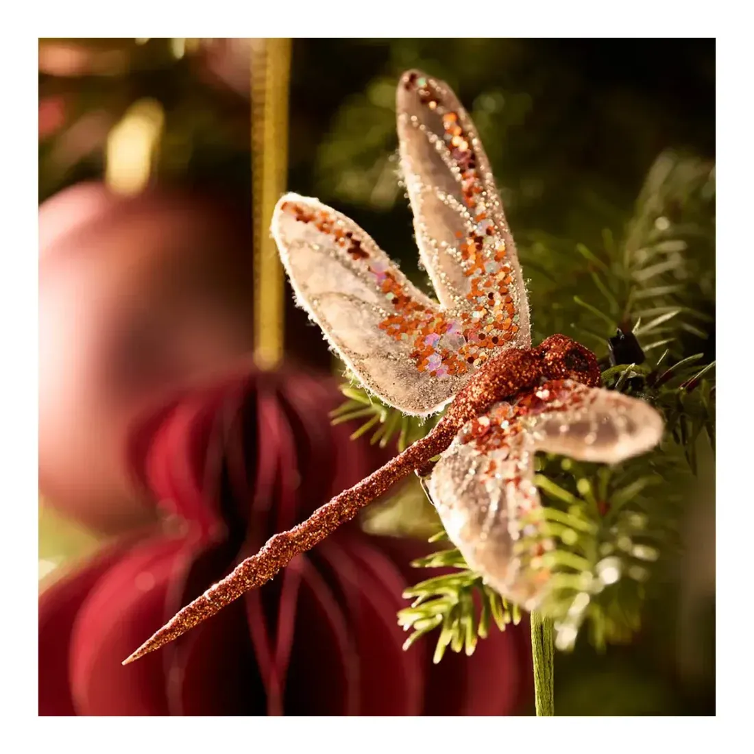 Guldsmede kunstige insekter på klips af kunststof i orange og lyserød 12 stk pr pk vist på kunstig juletræ