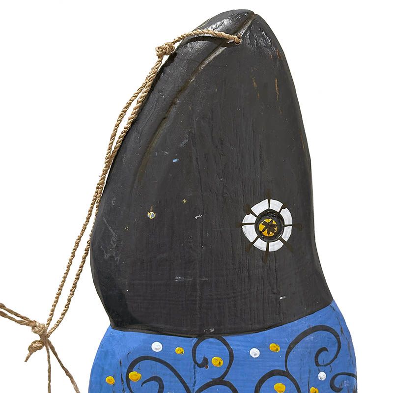 Dekorationsfisk af træ i blå closeup