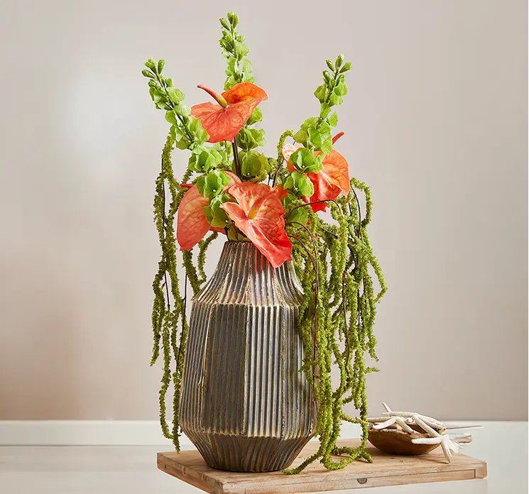 Flamingo kunstig blomst af plast i orange sat i vase som buket med amarant og irlandsklokke