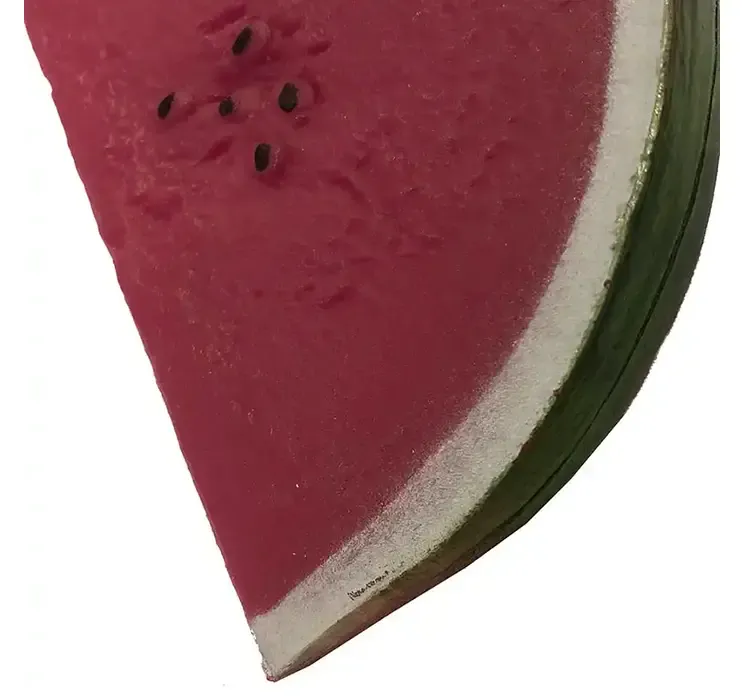 Kunstig frugt, skive af vandmelon af plast closeup