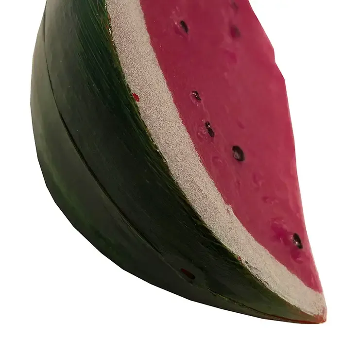 Kunstige vandmelon skiver af plast 2 stk closeup