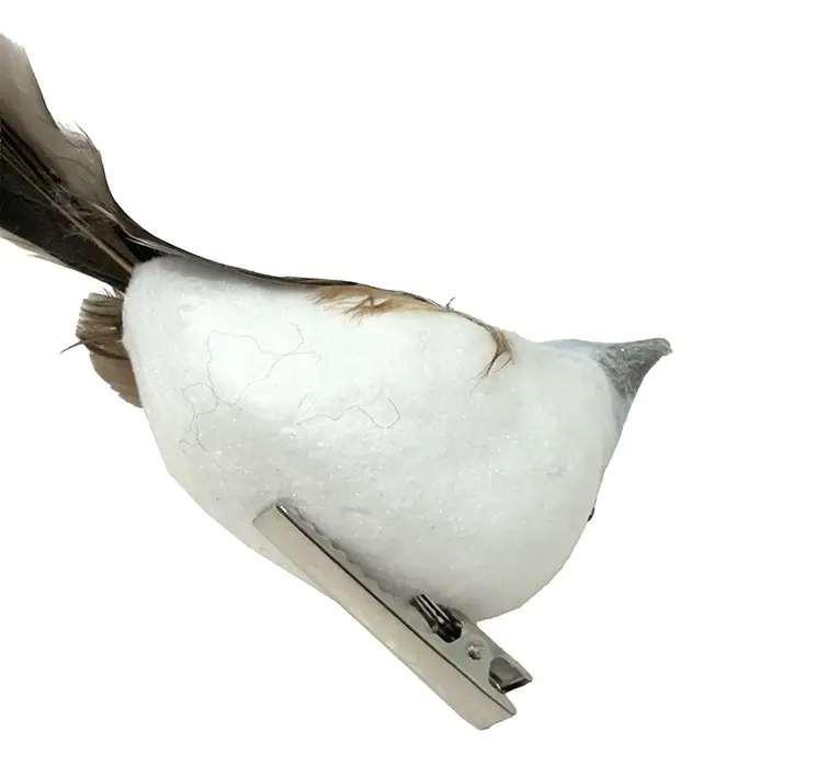 Fugl kunstig på clips i blå af flamingo og fjer, sæt med to stk clips vist på maven