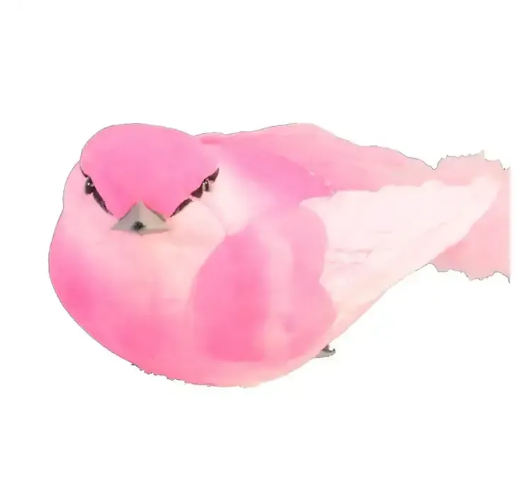 Kunstig fugl i lyserød på klips til dekoration closeup