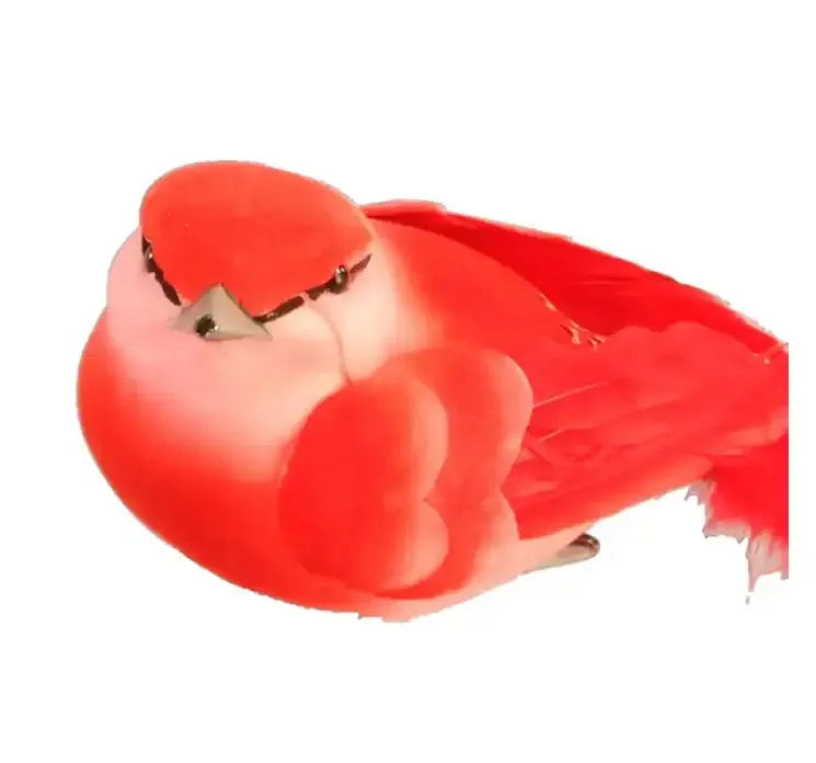 Kunstig fugl på klips i rød til dekoration closeup