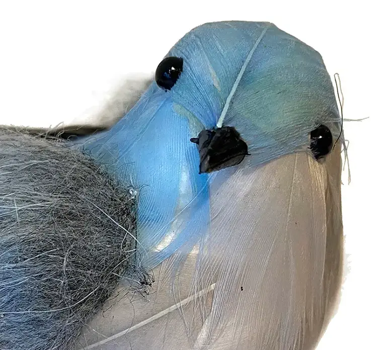Fugl kunstig på klips af styrophor og fjer i blå og hvid 14cm closeup