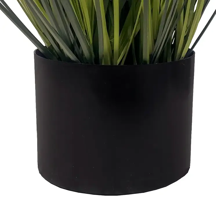 Kunstig bjørnegræs i sort potte af plast closeup af potte