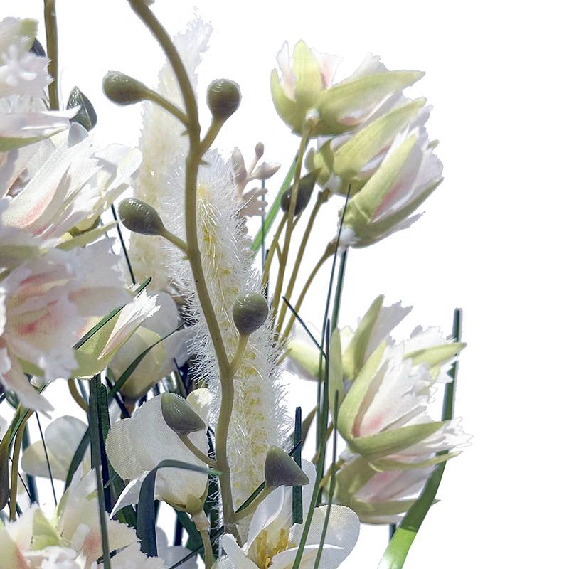 kunstig græs af plast med hvide blomster closeup