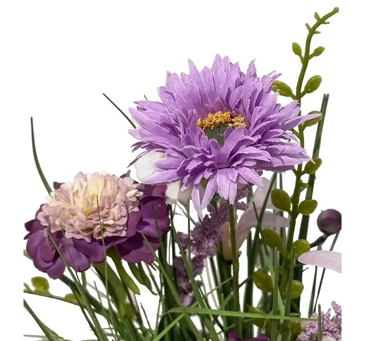 Kunstig græs med blomster i lilla nuancer af plast closeup