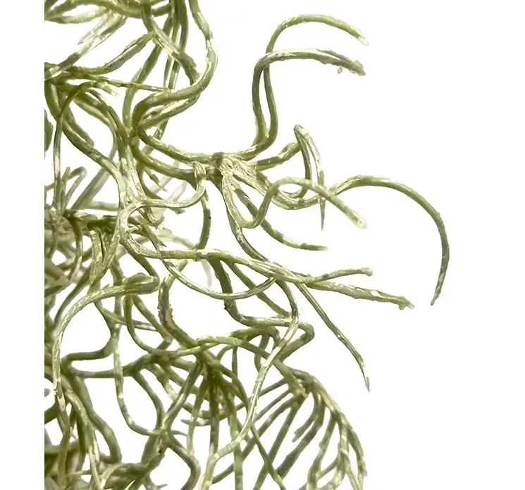 Kunstig græs hænger af plast i grøn closeup