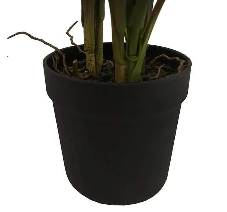 Kunstig græs i potte af plast closeup af potte