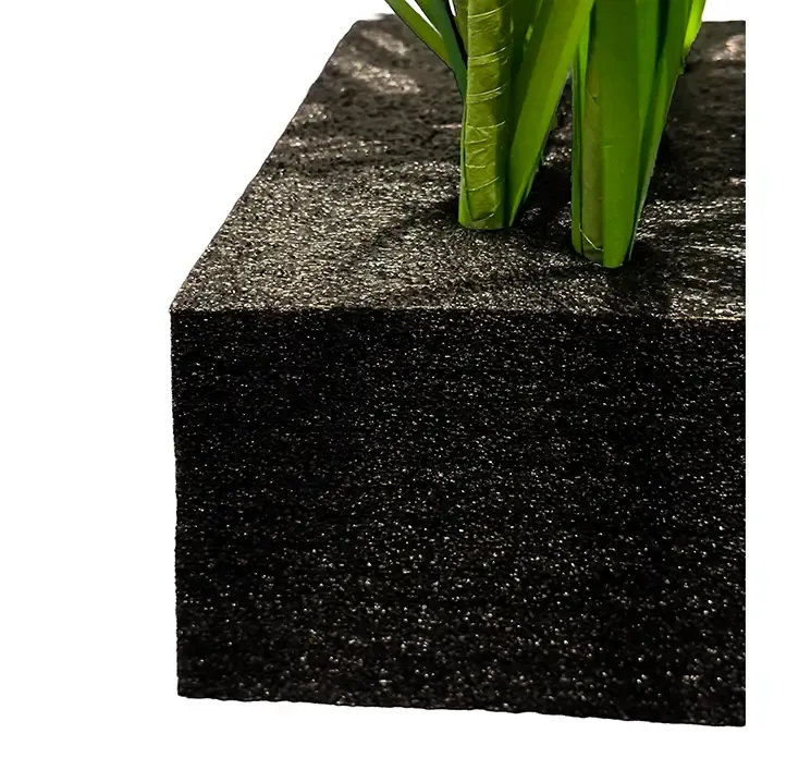 Kunstig græs i sort firkantet potte af plast closeup potte