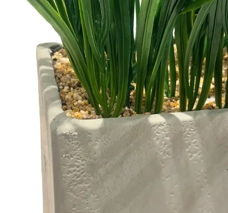 Kunstig græs i potte uv beskyttet closeup