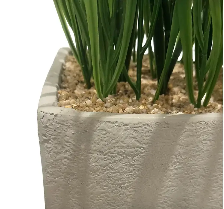 Kunstig græs i potte af plast uv beskyttet closeup