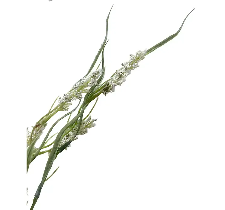 Kunstig græs med hvide blomster på stilk af plast closeup