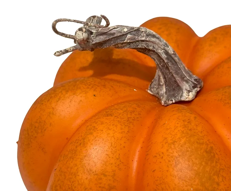 Kunstig græskar i orange af plast closeup