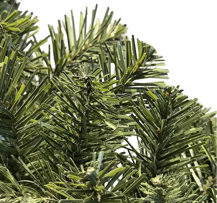 Kunstig Imperial grankrans af plast i grøn closeup