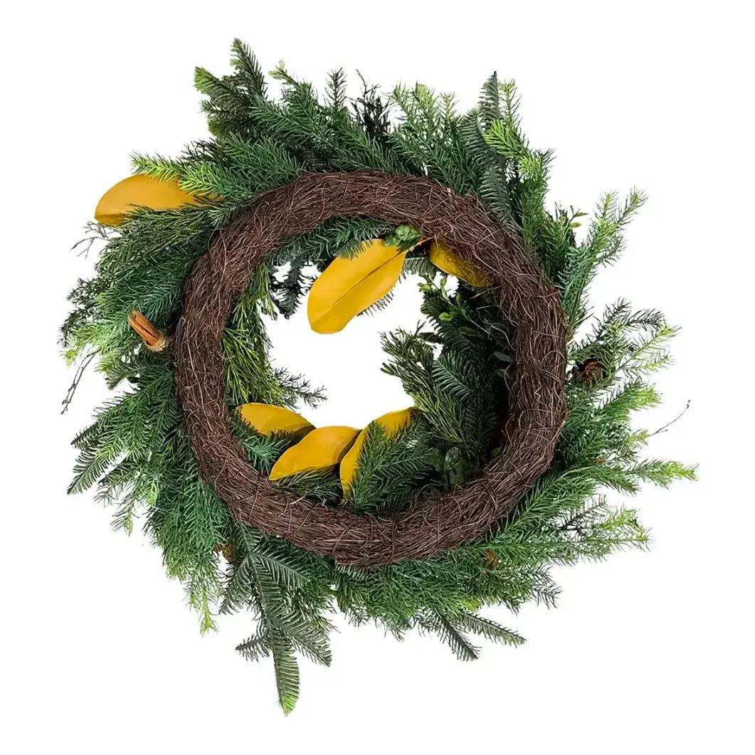 Krans af kunstig gran, appelsinskiver og kanelstænger, lavet af plast i grøn Ø60cm bagside vist