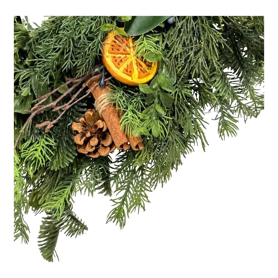 Krans af kunstig gran, appelsinskiver og kanelstænger, lavet af plast i grøn Ø60cm closeup