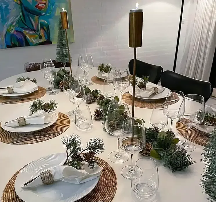 Grankogler ægte i guldfarvet vist på pyntet julebord