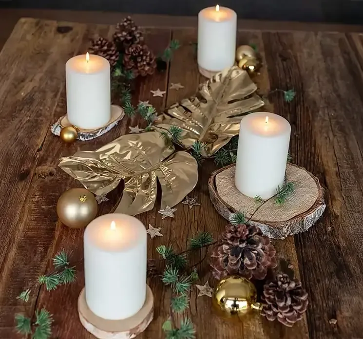 Birketræs skiver til dekoration vist på træbord med bl.a. lys og julekugler