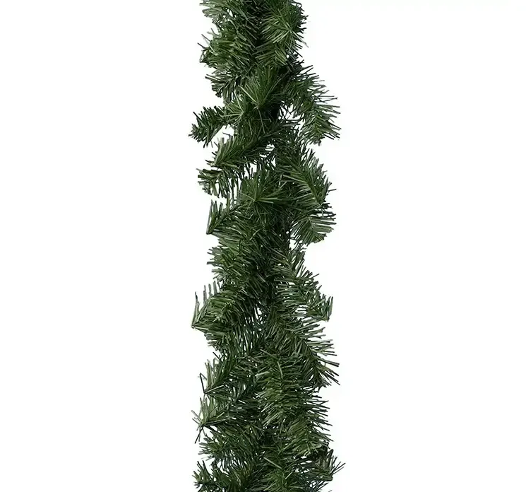 Kunstig granranke imperial af plast i grøn closeup