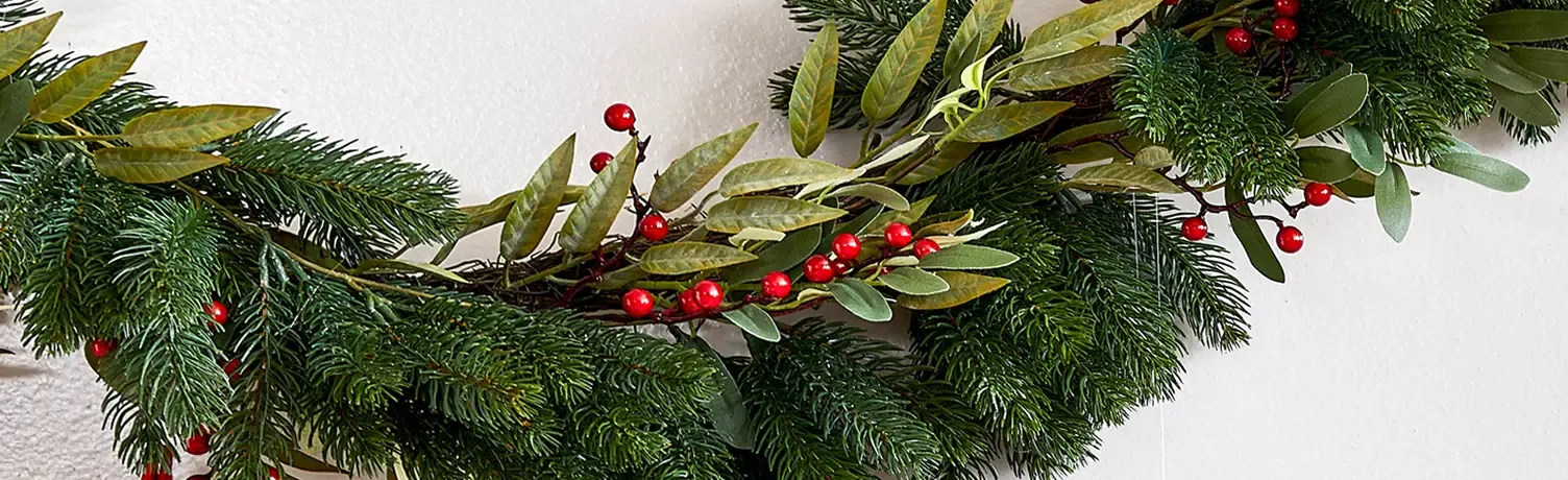 kunstig granranke snoet med en olivenranke med røde bær