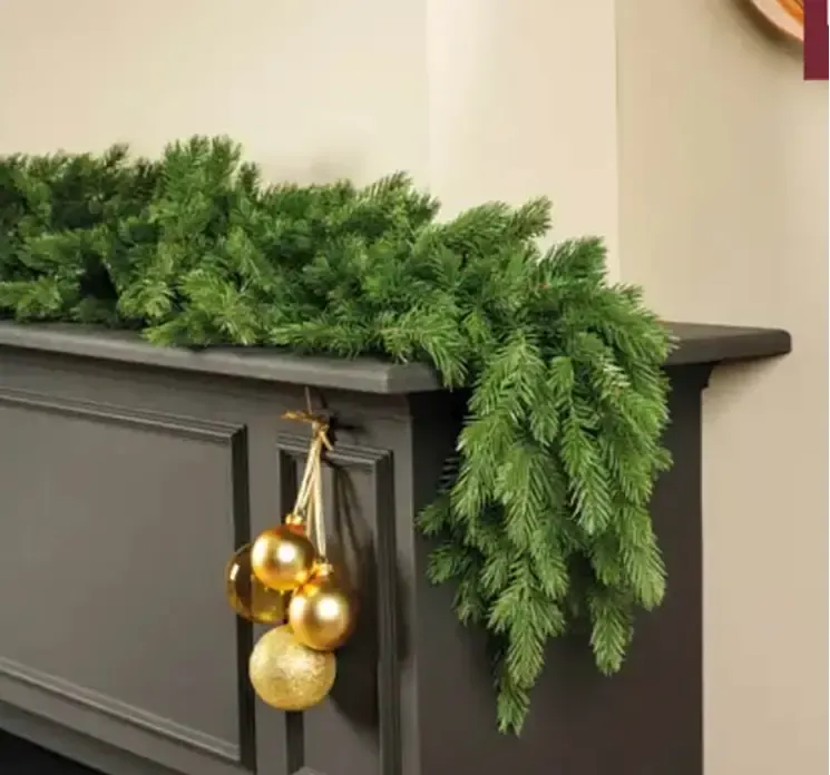 Granranke myrkdalen kunstig af brandhæmmende PE plast i grøn 180cm vist i stuemiljø