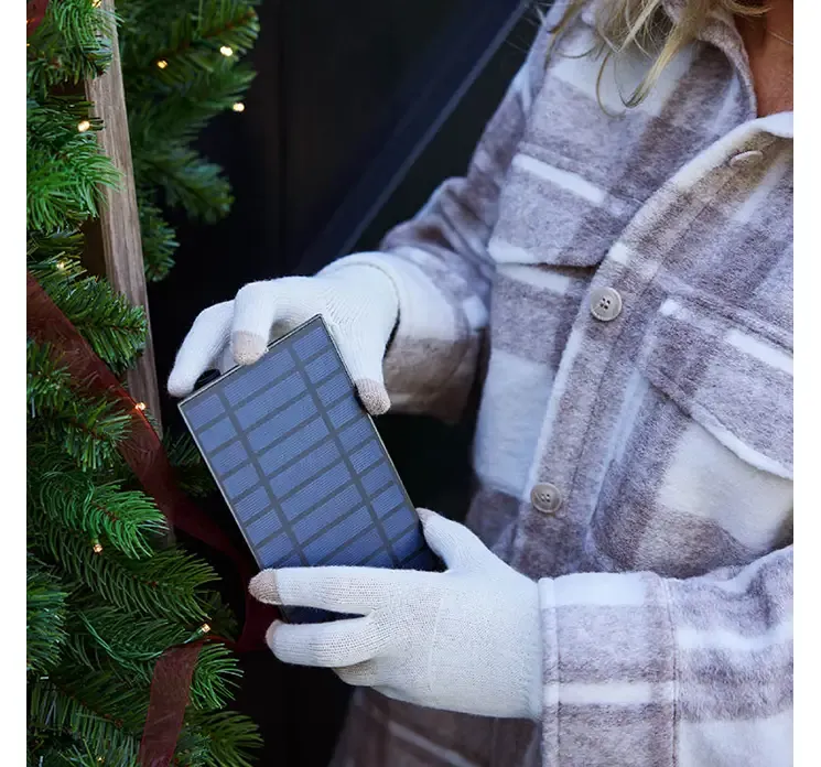 Kunstig granranke ottowa af plast i grøn med solcelle belysningspanel illustreret