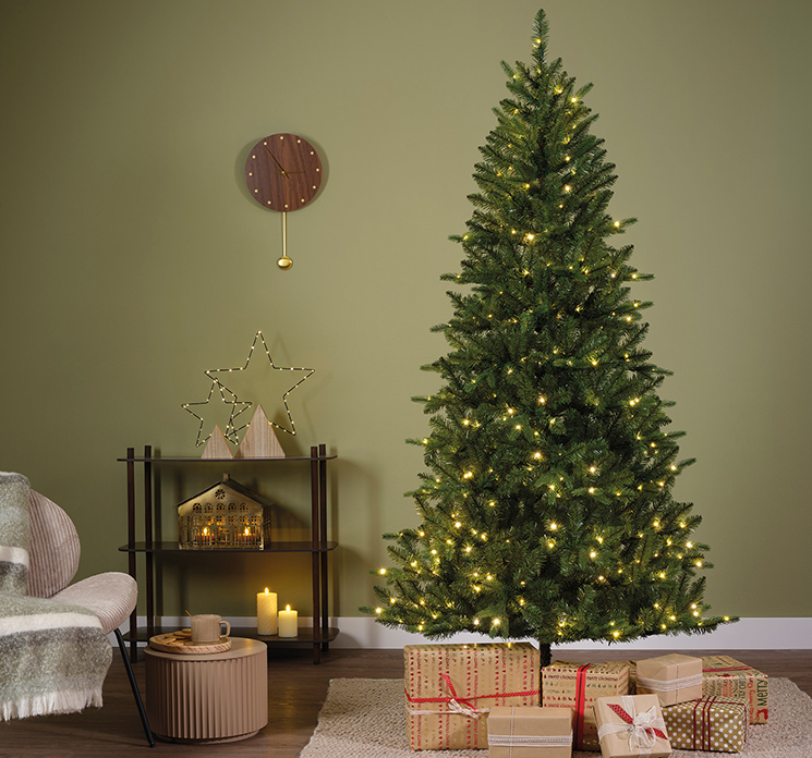 Grantræ kunstig i grøn af plast og pvc og med LED lys 240cm vist i stuemiljø