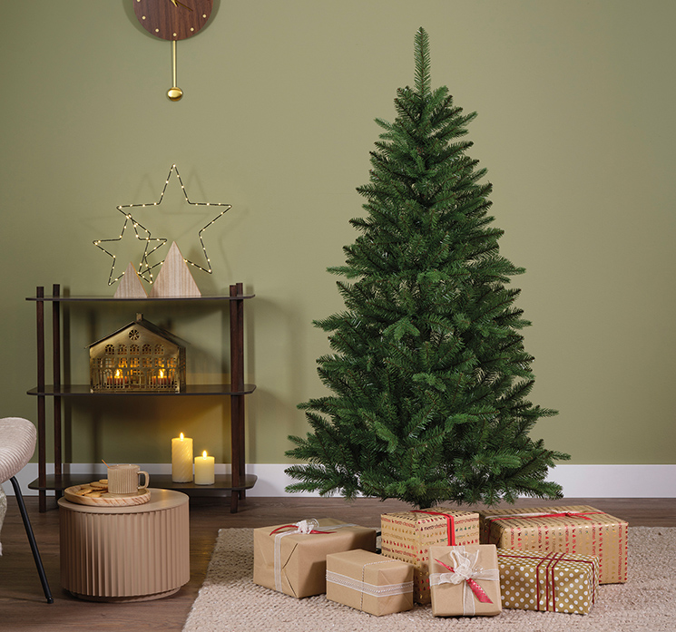 Grantræ kunstig Bretton i grøn af plast og pvc vist i stuemiljø