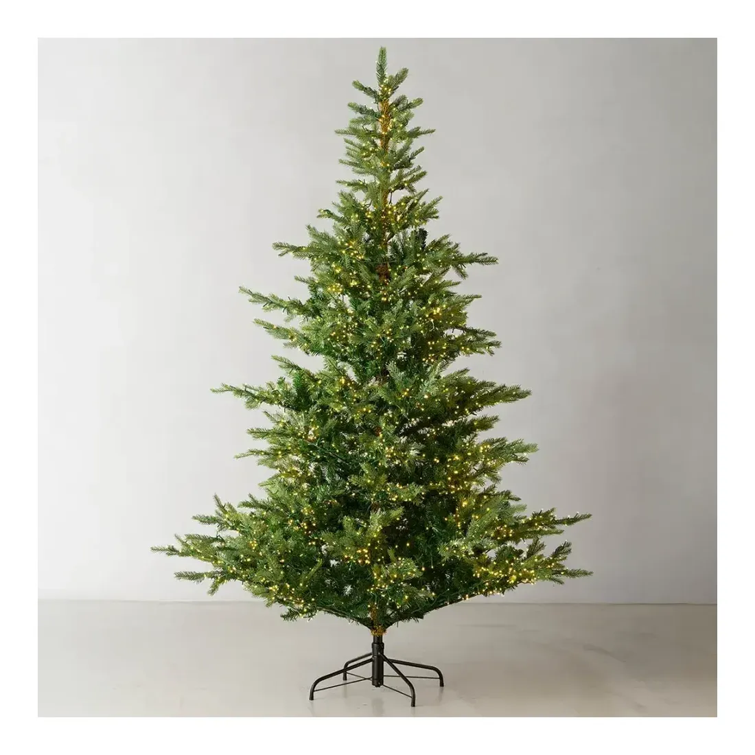 Grantræ grandis kunstig med LED lys brandhæmmende pvc og pe 210cm vist med tændt lys