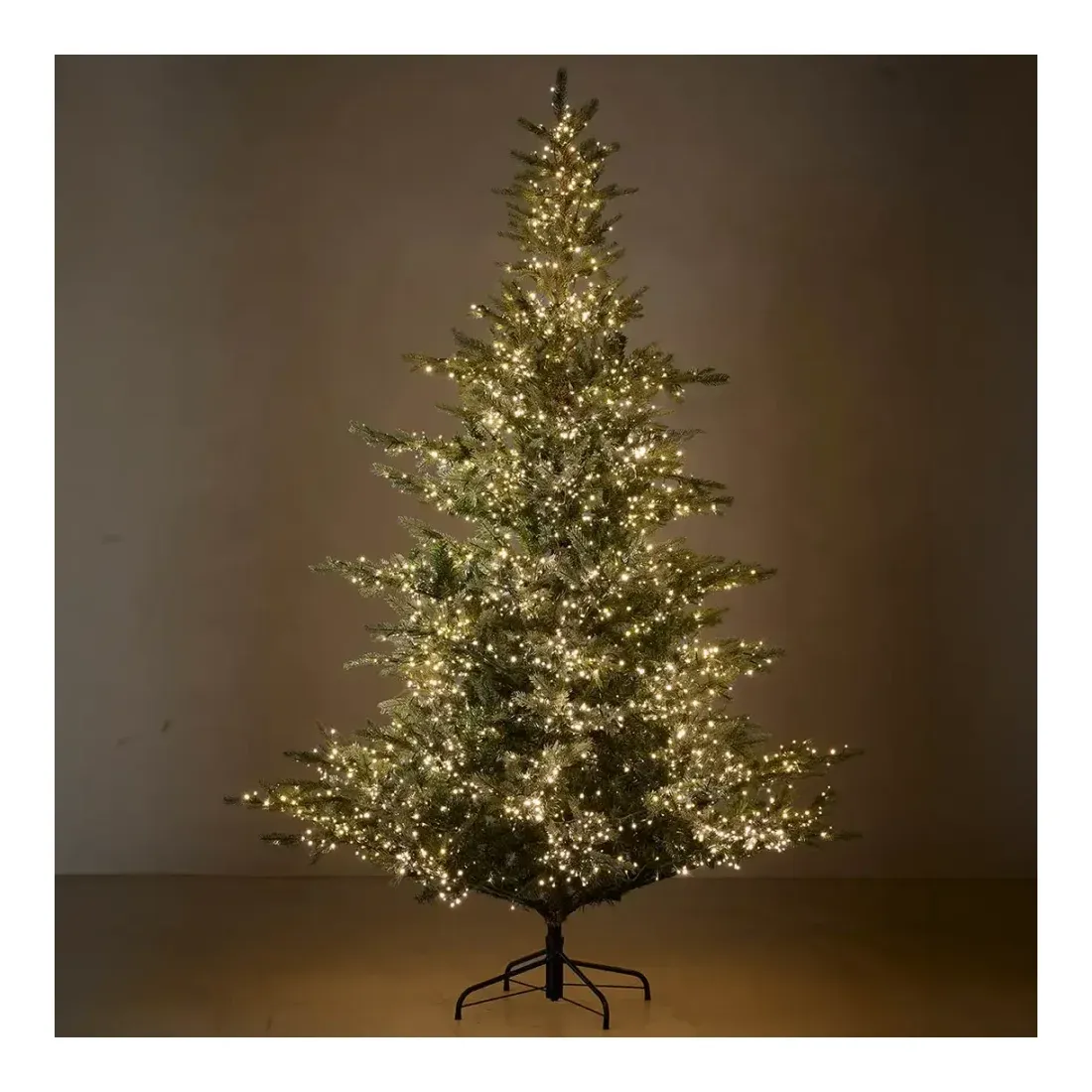 Grantræ grandis kunstig med LED lys brandhæmmende pvc og pe 210cm vist med lys tændt i mørkt rum