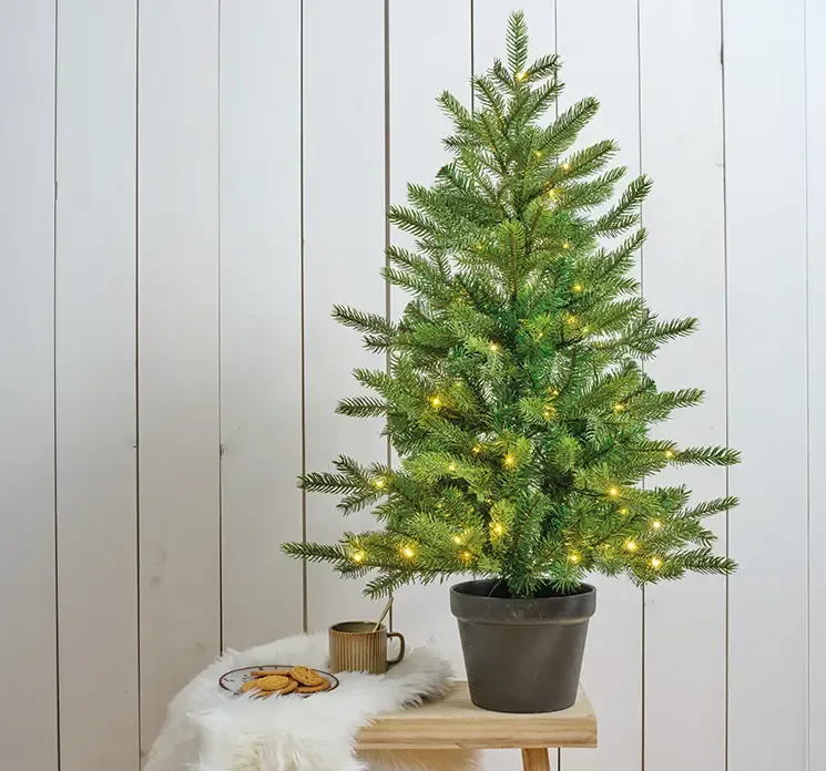 Grandis grantræ kunstig med LED lys i sort potte af plast i grøn 90cm vist i stuemiljø