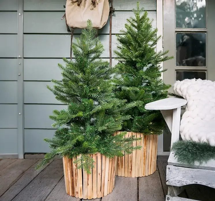 Grandis grantræ kunstig med LED lys i sort potte af plast i grøn 120cm vist i udemiljø