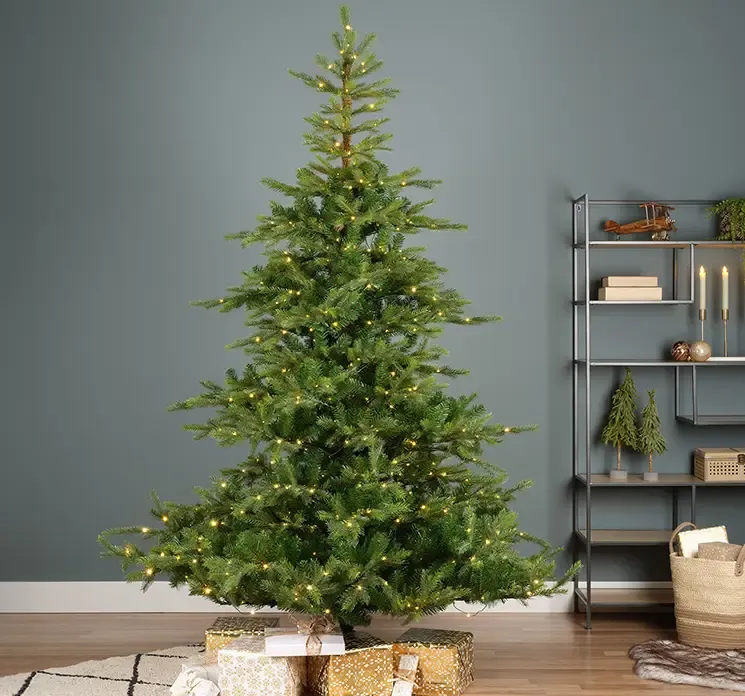Grantræ Grandis kunstig af plast i grøn med LED lys vist i stuemiljø
