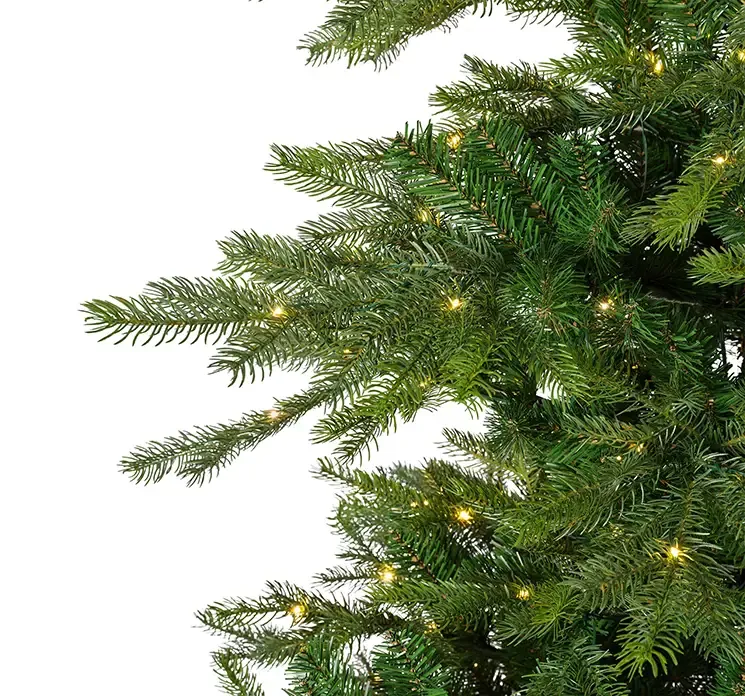 Kunstig grandis grantræ med LED lys closeup