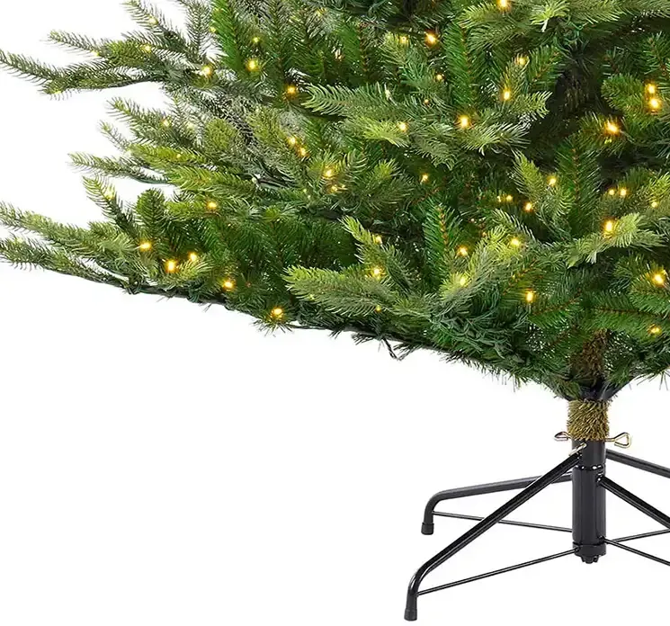 Kunstig gran juletræ grandis af plast i grøn med LED lys closeup