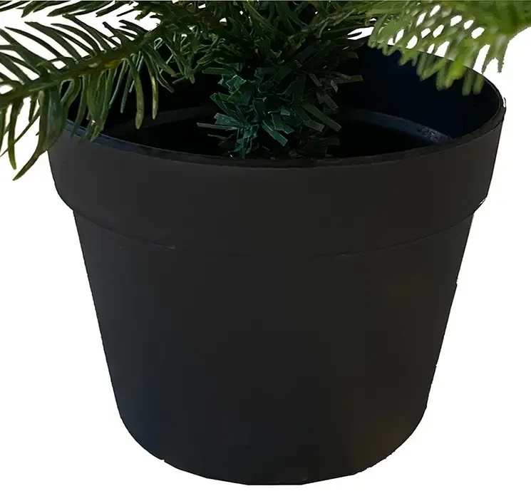 Kunstig gran juletræ grandis af plast i grøn med sort potte closeup af potte