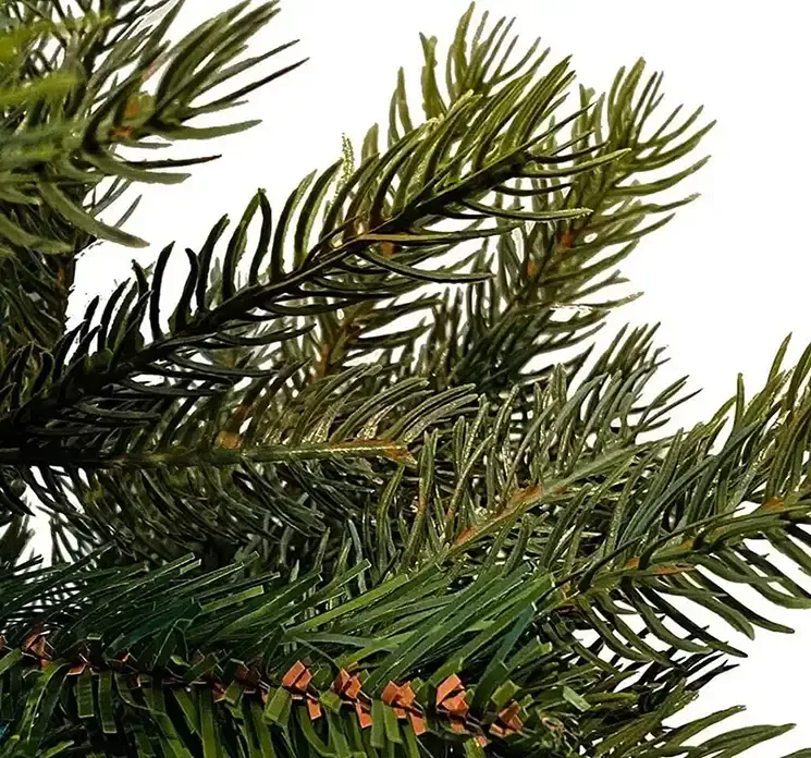 Kunstig gran juletræ grandis af plast i grøn med sort potte closeup