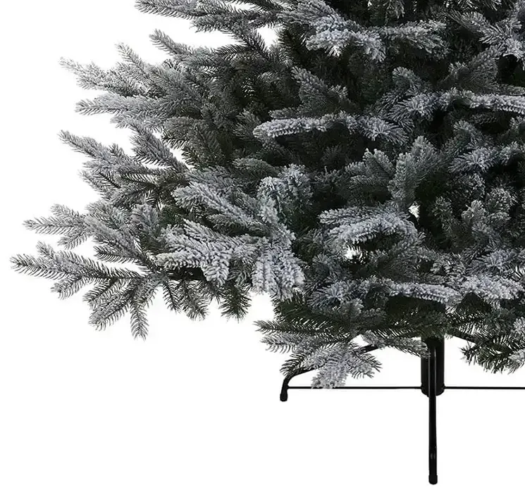 Kunstig gran juletræ grandis af plast i grøn med kunstig sne closeup