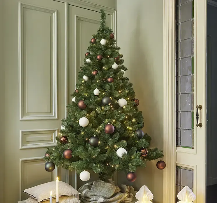 Grantræ Greenwood kunstig brandhæmmende plast pvc i grøn 210cm vist i stuemiljø